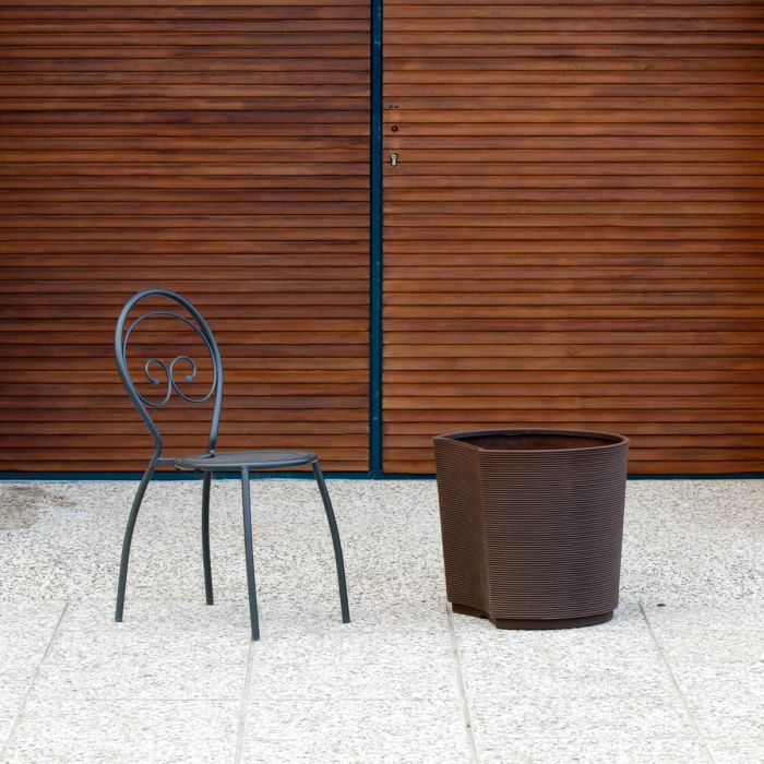 Vaso di design. Finitura rigata. Colore Bronzo (∅41 x H47 cm)