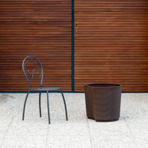 Vaso di design. Finitura rigata. Colore Bronzo (∅41 x H47 cm)