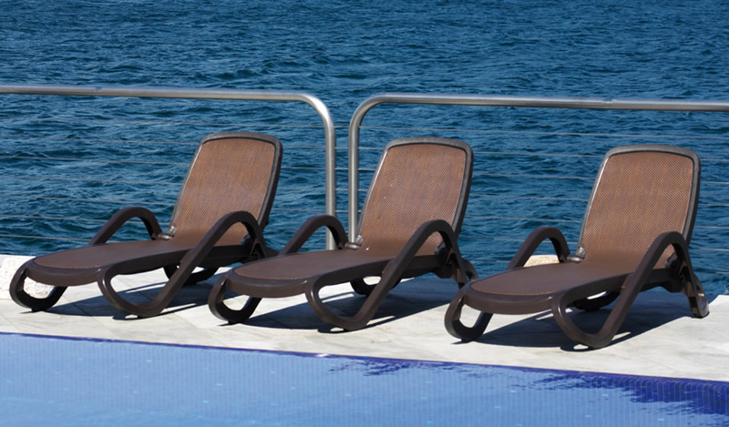 Lettini prendisole con braccioli e parasole