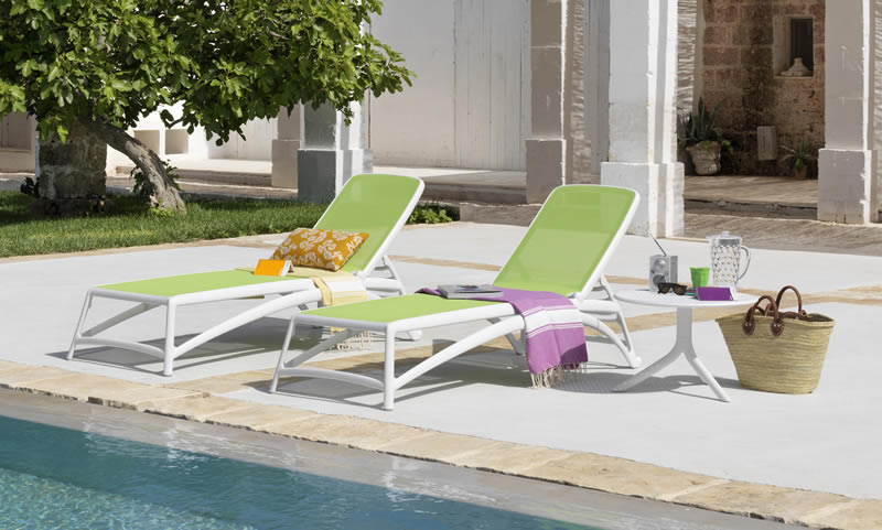 Lettino prendisole di design il plastica e tessuto sintetico